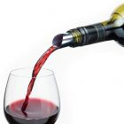 Vinata Dordo wijnschenker opgerold in fles wijn waarmee een wijnglas wordt gevuld vanaf de rechterkant