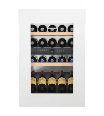 Vooraanzicht wijnkast gevuld met flessen wijn en gesloten deur